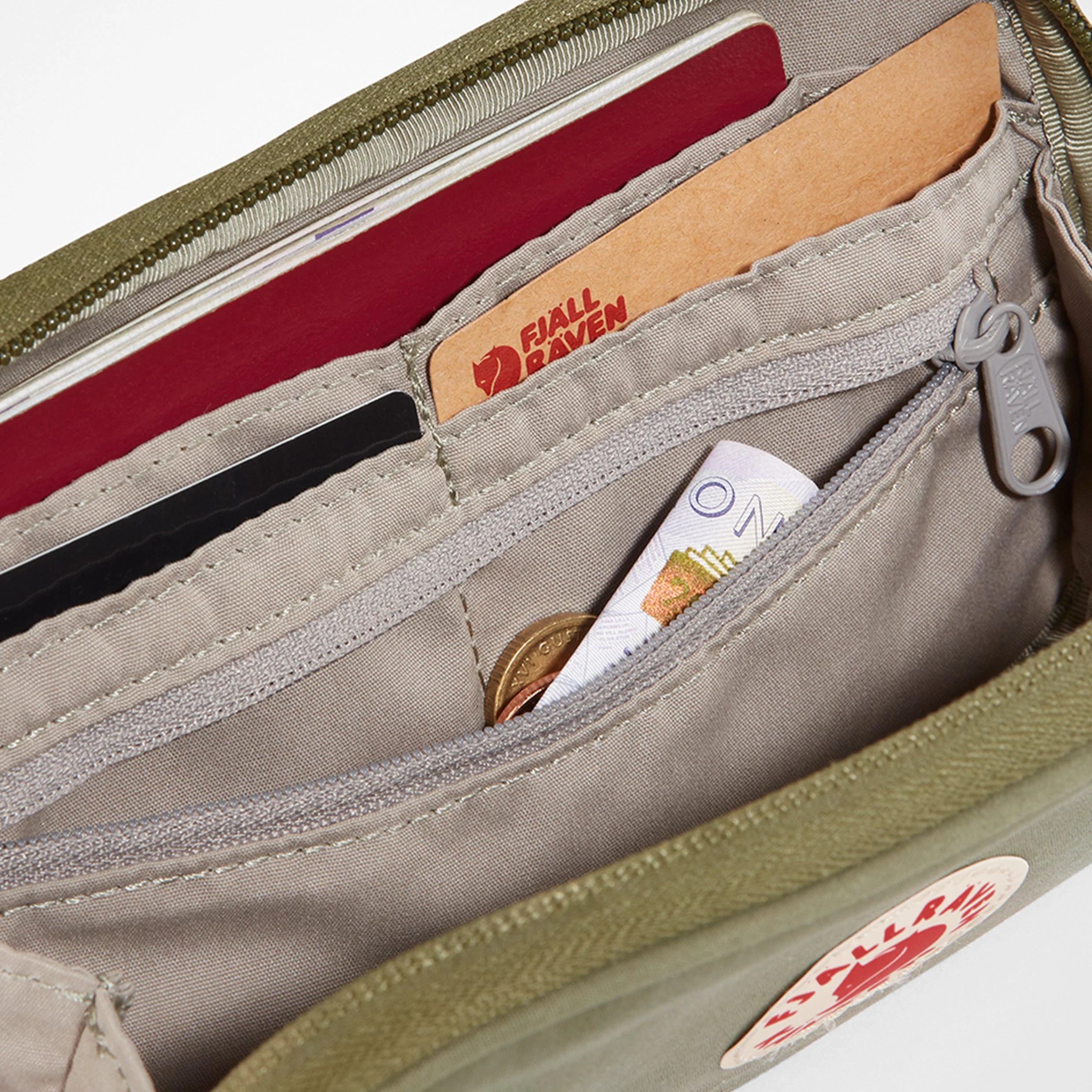 Kånken Travel Wallet - Image 5